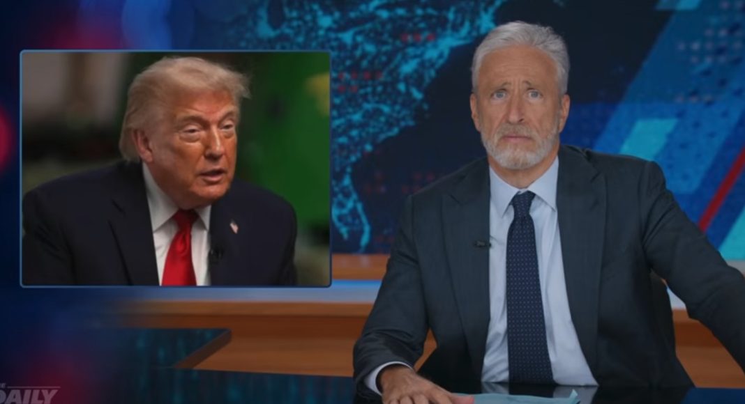Jon Stewart hekelt Trump als ‘ongelooflijk breekbare man-baby’ na weglopen bij interview Jon Stewart hekelt Trump als 'ongelooflijk breekbare man-baby' na weglopen bij interview (Picture by: variety.com)