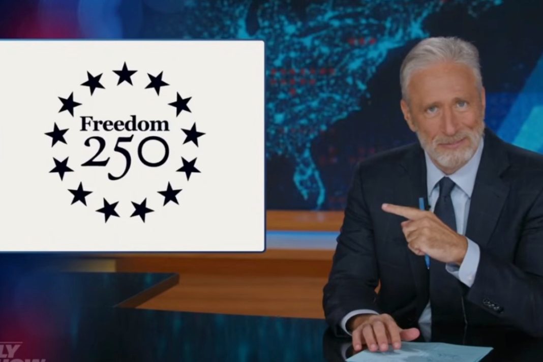Jon Stewart hekelt instortend Trump-concert: 'Treedt er nog iemand op?' (Picture by: variety.com)