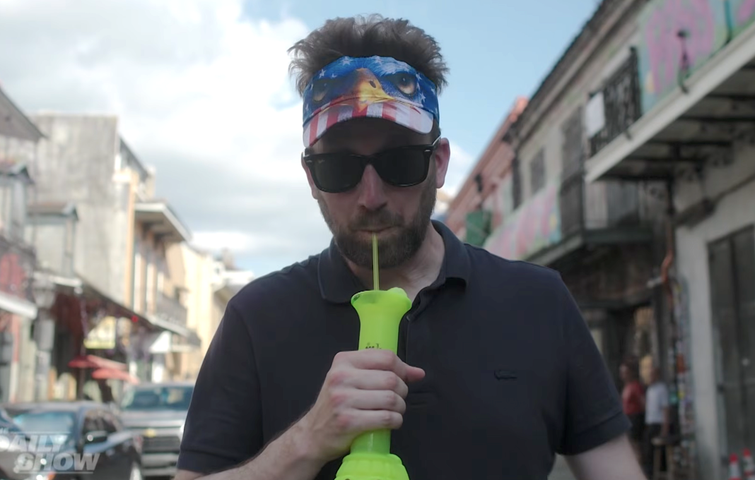 Jordan Klepper viert 250 jaar Amerika in New Orleans voor The Daily Show (Picture by: variety.com)