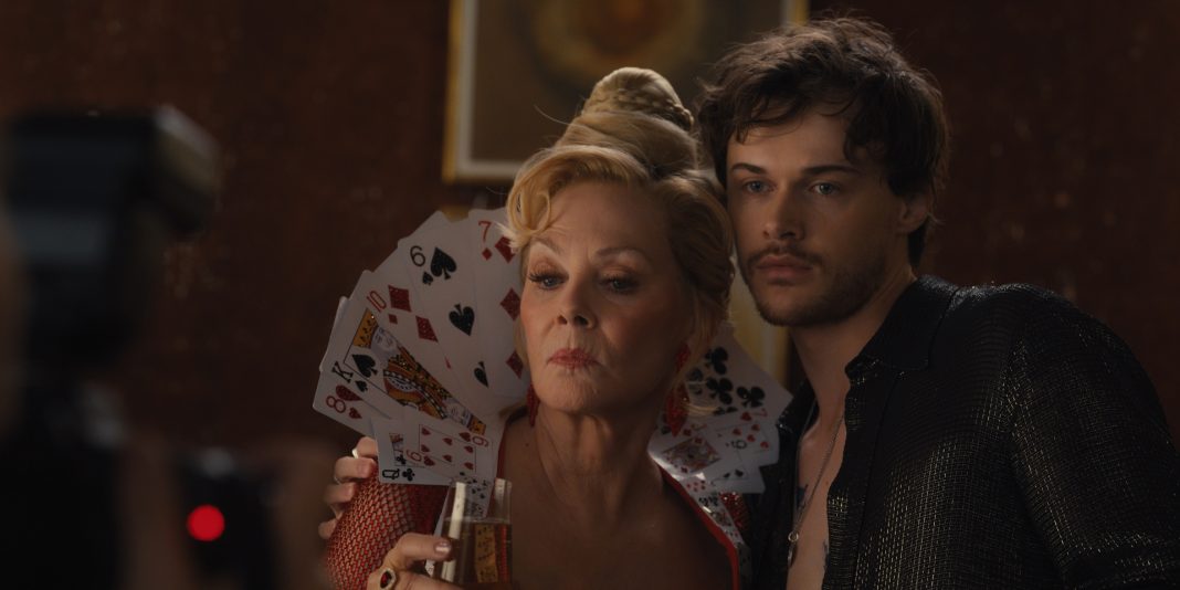 Jurk Jean Smart in 'Hacks' gemaakt van echte speelkaarten (Picture by: variety.com)