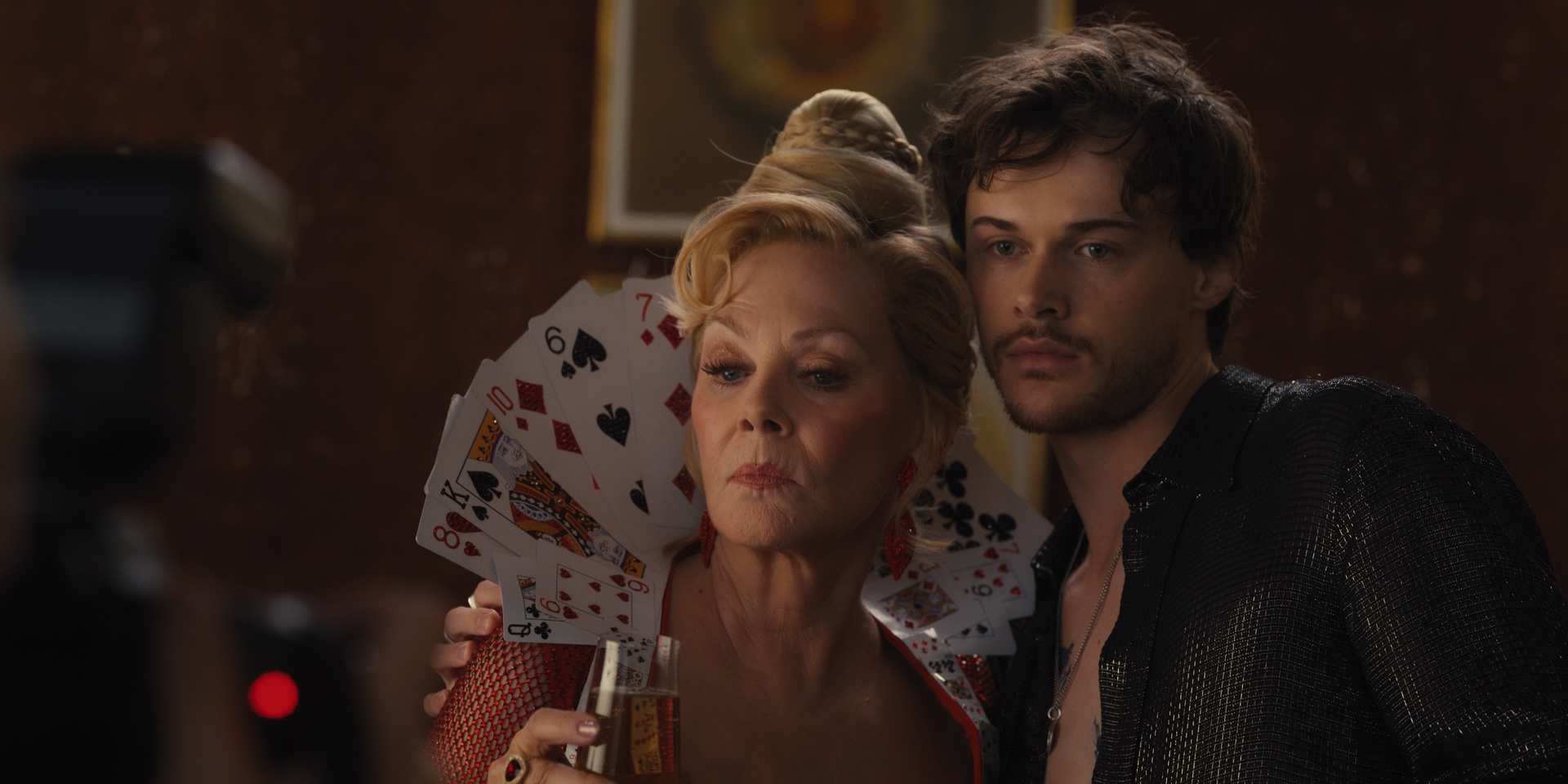 Jurk Jean Smart in Hacks gemaakt van echte speelka Jurk Jean Smart in 'Hacks' gemaakt van echte speelkaarten (Picture by: variety.com)