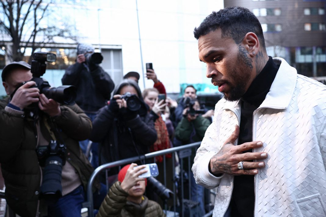 Jury veroordeelt Chris Brown tot 13 miljoen dollar schadevergoeding na aanval door zijn hond Jury veroordeelt Chris Brown tot 13 miljoen dollar schadevergoeding na aanval door zijn hond (Picture by: variety.com)