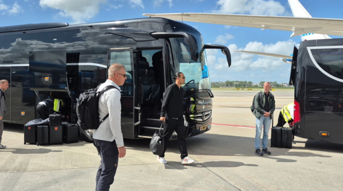 KLM-piloot vliegt Nederlands elftal naar het WK: 'Dit gebeurt niet elke dag' (Picture by: extraboneiru.com)