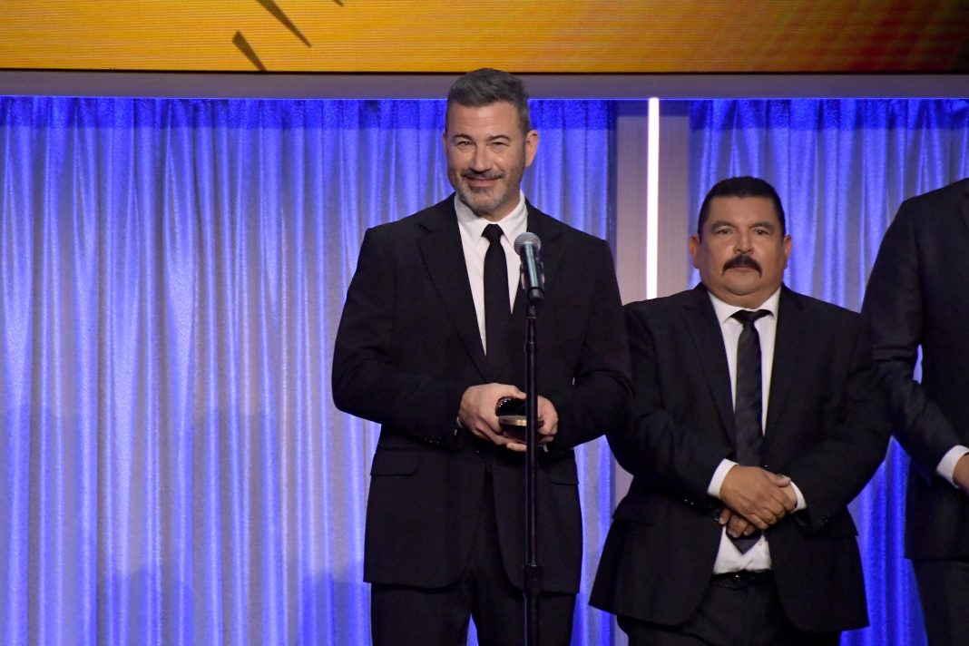 Kimmel hekelt Trump bij Peabody-uitreiking; ‘Andor’-maker roept op tot verzet tegen fascisme Kimmel hekelt Trump bij Peabody-uitreiking; 'Andor'-maker roept op tot verzet tegen fascisme (Picture by: variety.com)