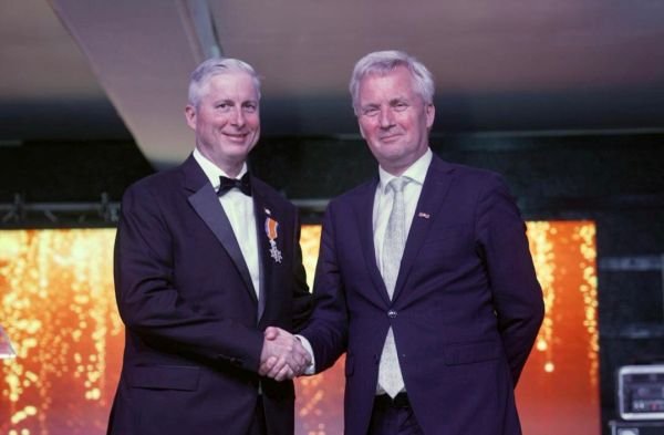 Koninklijke onderscheiding voor vertrekkend eilandgouverneur Jonathan Johnson van Saba (Picture by: saba-news.com)