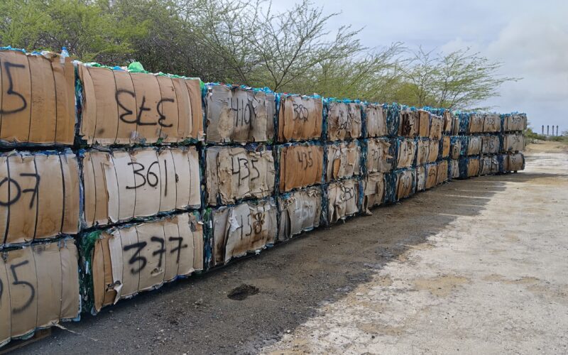 Laatste lading gekleurde PET-flessen verlaat Curaçao (Picture by: paradisefm.cw)