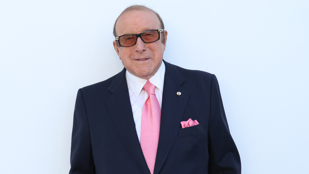 Legendarische muziekproducent Clive Davis op 94-jarige leeftijd overleden Legendarische muziekproducent Clive Davis op 94-jarige leeftijd overleden (Picture by: variety.com)