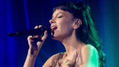 Lily Allen verdedigt tournee na kritiek fans over korte shows (Picture by: ichef.bbci.co.uk)
