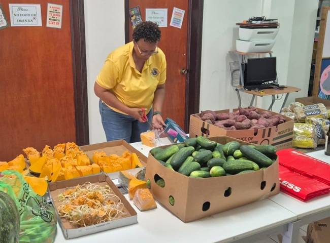 Lions Club deelt gezonde voedselpakketten uit aan diabetische senioren op Sint Maarten (Picture by: 721news.com)