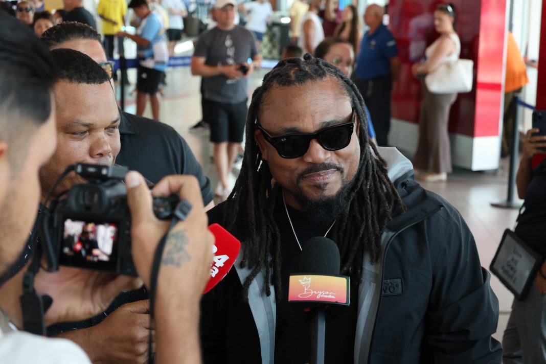 Myke Towers en Machel Montano aangekomen voor tweede avond Flip Flop Festival Myke Towers en Machel Montano aangekomen voor tweede avond Flip Flop Festival