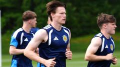 McTominay hervat training na maagklachten voor WK-opener Schotland McTominay hervat training na maagklachten voor WK-opener Schotland (Picture by: ichef.bbci.co.uk)
