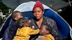 Migranten vluchten voor geweld in Zuid-Afrika terwijl deadline nadert Migranten vluchten voor geweld in Zuid-Afrika terwijl deadline nadert (Picture by: ichef.bbci.co.uk)