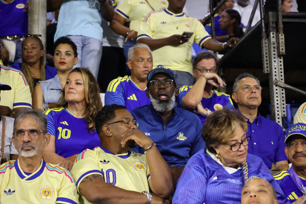 Ministers Croes en Cicilia wonen voetbalwedstrijd Aruba bij op Curaçao (Picture by: 24ora.com)
