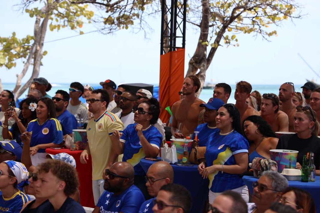 MoomBa Beach verwelkomt bezoekers tijdens wedstrijden van Curaçao en Nederland (Picture by: 24ora.com)