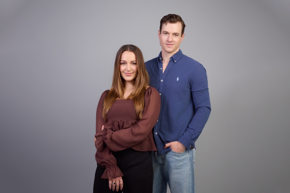 Musical ‘Jane Eyre’ maakt Brits debuut met West End-sterren Charlie Burn en Ashley Gilmour Musical 'Jane Eyre' maakt Brits debuut met West End-sterren Charlie Burn en Ashley Gilmour (Picture by: variety.com)