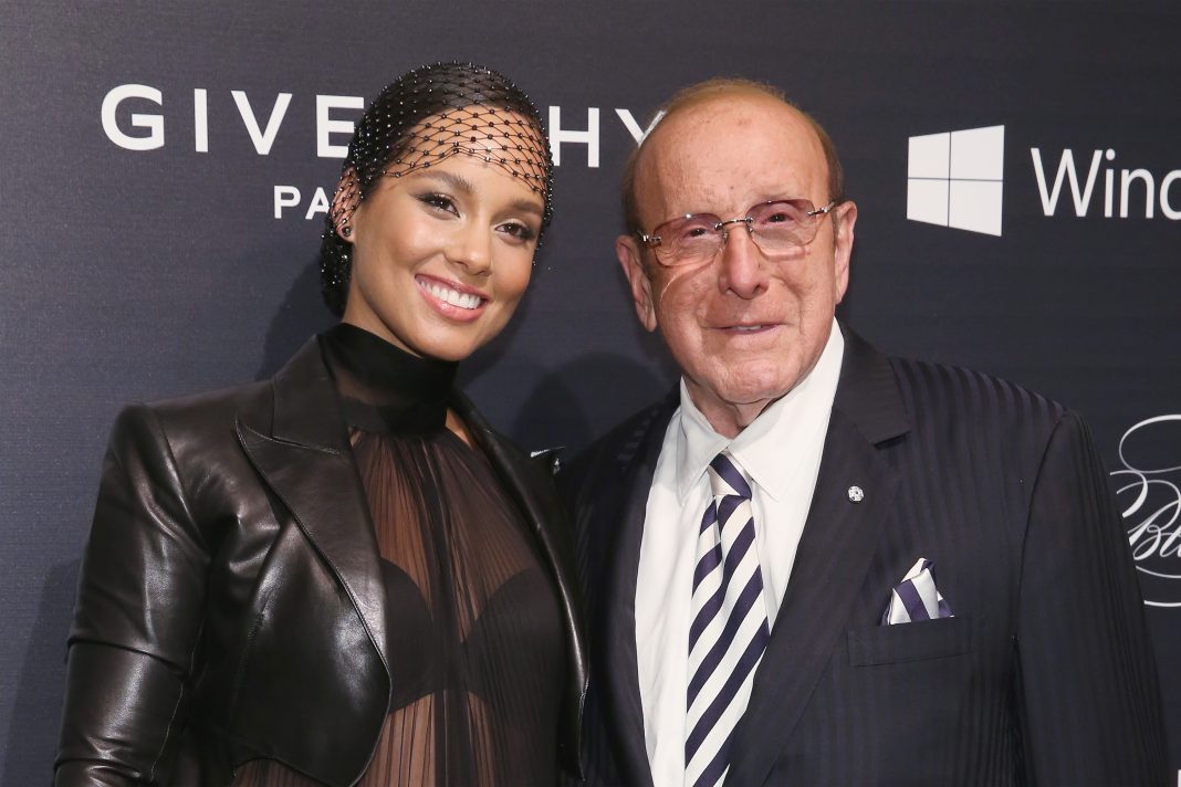 Muzieksterren eren legendarische platenbaas Clive Davis tijdens uitvaart (Picture by: variety.com)