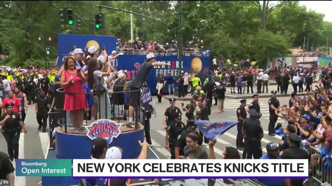 New York viert NBA-kampioenschap Knicks met grote parade door Manhattan New York viert NBA-kampioenschap Knicks met grote parade door Manhattan (Picture by: assets.bwbx.io)