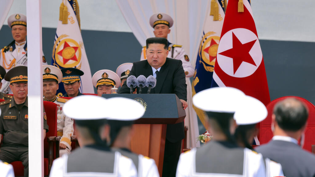 Noord-Korea presenteert nieuwe destroyer van 5.000 ton met nucleaire capaciteiten (Picture by: s.france24.com)