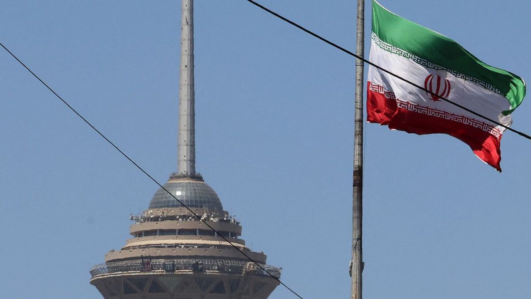 Oorlog met Iran nadert honderd dagen: VS onderschept Iraanse raketten boven Perzische Golf Oorlog met Iran nadert honderd dagen: VS onderschept Iraanse raketten boven Perzische Golf (Picture by: assets.bwbx.io)