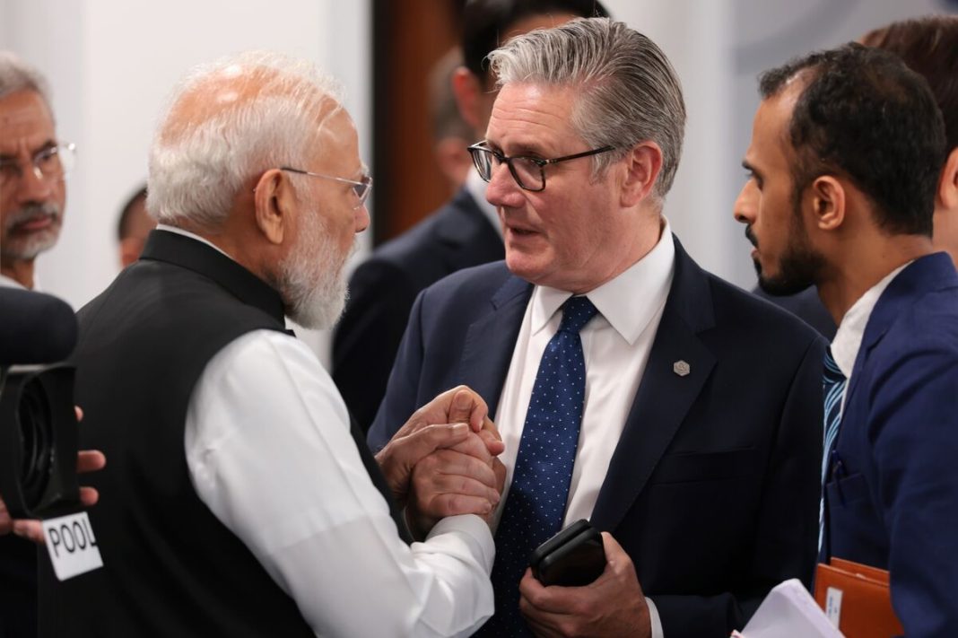 Open microfoon onthult handelsakkoord tussen het VK en India tijdens G7-top Open microfoon onthult handelsakkoord tussen het VK en India tijdens G7-top (Picture by: assets.bwbx.io)