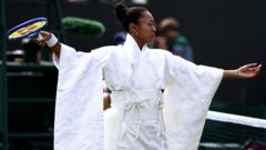 Osaka eert Japanse cultuur met witte kimono bij Wimbledon-debuut (Picture by: ichef.bbci.co.uk)