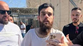 Palestijnse activist valt flauw direct na vrijlating uit Israëlische gevangenis (Picture by: aljazeera.com)