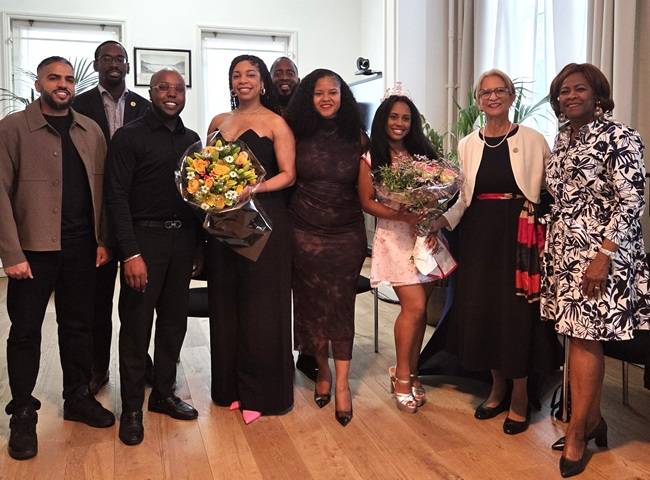 Parlementariërs Sint Maarten ontmoeten jonge ambassadrices in Den Haag (Picture by: 721news.com)