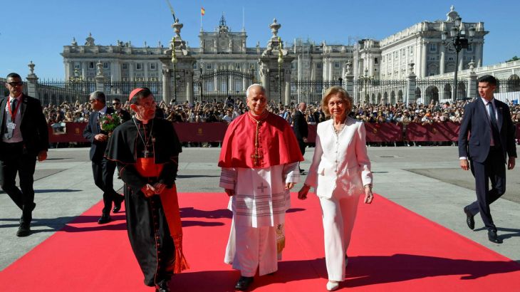 Paus Leo bezoekt kathedraal in Madrid samen met koningin Sofía (Picture by: aljazeera.com)