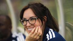Pionierster Dr. Huurman: enige vrouwelijke hoofdarts op het WK voetbal 2026 Pionierster Dr. Huurman: enige vrouwelijke hoofdarts op het WK voetbal 2026 (Picture by: ichef.bbci.co.uk)