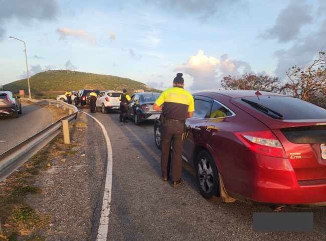 Politie Sint Maarten houdt grote verkeerscontrole op A.J.C. Brouwersweg (Picture by: 721news.com)