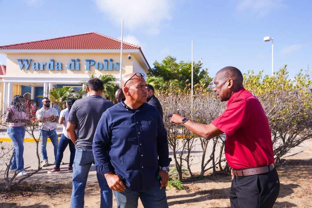 Politievakbond en recherche voeren tweeuurse protestactie op Aruba (Picture by: 24ora.com)