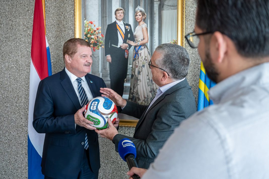 Premier Eman ontvangt officiële FIFA WK 2026-bal van Telearuba-directeur (Picture by: 24ora.com)