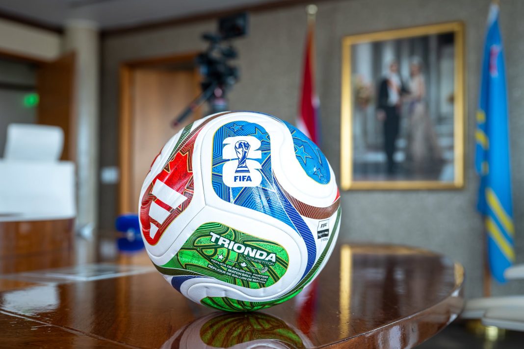 Premier Eman ontvangt officiële WK-bal van Telearuba bij aanvang FIFA World Cup 2026 (Picture by: solodipueblo.com)