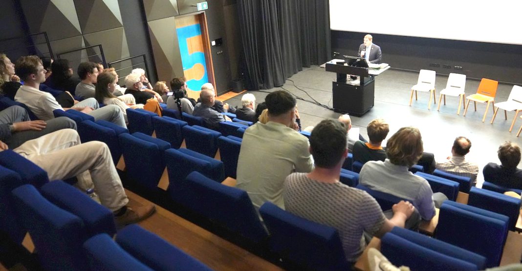 Premier Eman spreekt aan Vrije Universiteit Amsterdam over toekomst Koninkrijk Premier Eman spreekt aan Vrije Universiteit Amsterdam over toekomst Koninkrijk (Picture by: diario.aw)