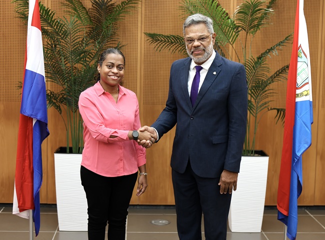 Premier Mercelina beëdigt nieuwe apothekersassistente op Sint Maarten (Picture by: 721news.com)