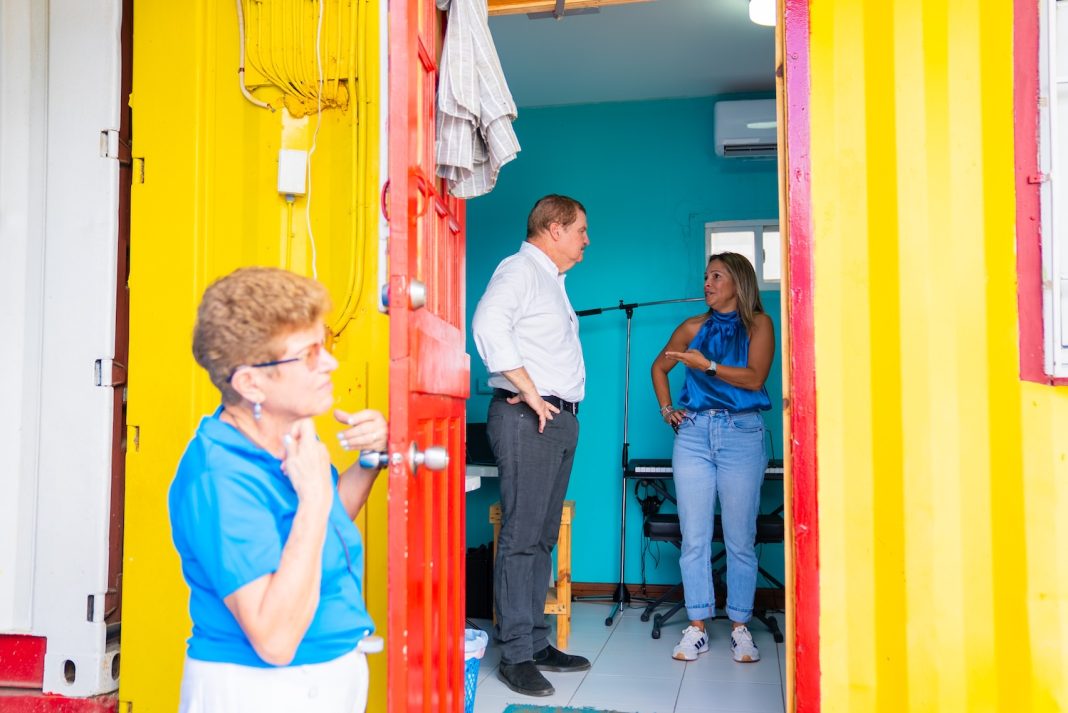 Premier Mike Eman neemt deel aan buurtactie in Rooi Afo en Seroe Preto (Picture by: 24ora.com)