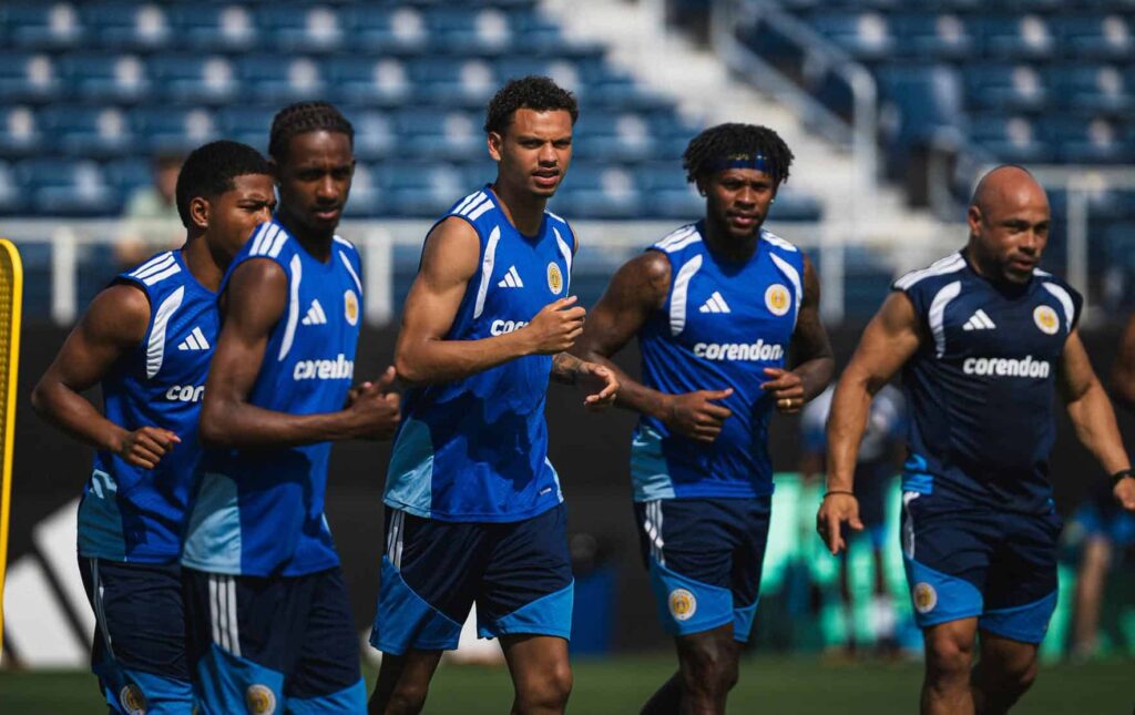 Premier Pisas steunt Curaçaos voetbalelftal voor wedstrijd tegen Ecuador Premier Pisas steunt Curaçaos voetbalelftal voor wedstrijd tegen Ecuador (Picture by: nu.cw)