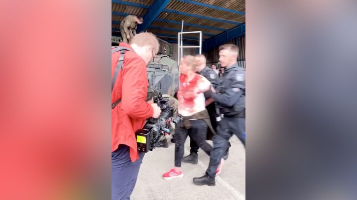 Pro-Palestina activisten verstoren Duits militair evenement met protestactie op tank Pro-Palestina activisten verstoren Duits militair evenement met protestactie op tank (Picture by: aljazeera.com)