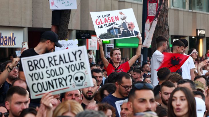 Protesten in Albanië tegen luxe resort gelinkt aan Trump en Kushner Protesten in Albanië tegen luxe resort gelinkt aan Trump en Kushner (Picture by: aljazeera.com)