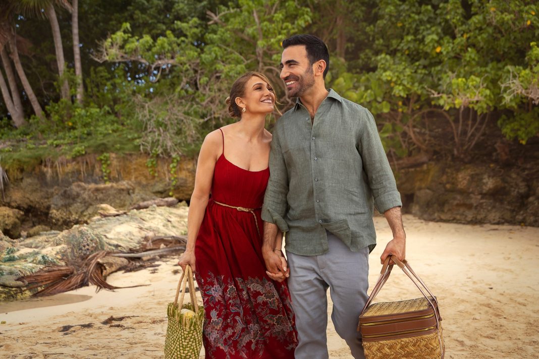 Recensie: Jennifer Lopez en Brett Goldstein schitteren in romantische werkplek-komedie 'Office Romance' (Picture by: variety.com)