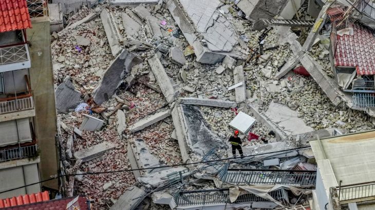 Reddingswerkers zoeken naar overlevenden na instorting flatgebouw in Athene (Picture by: aljazeera.com)