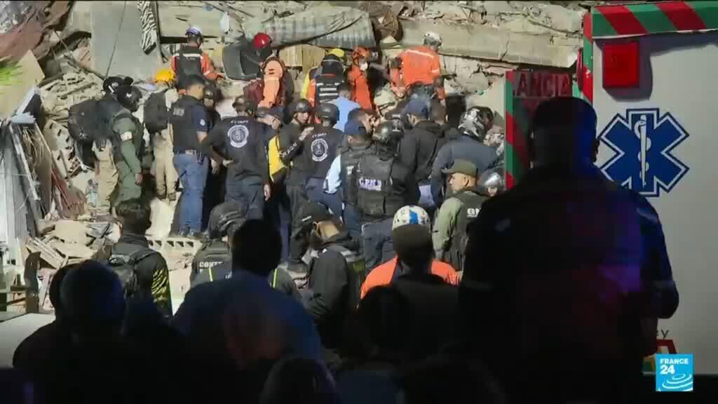Reddingswerkers zoeken naar overlevenden na verwoestende aardbevingen in Venezuela (Picture by: s.france24.com)