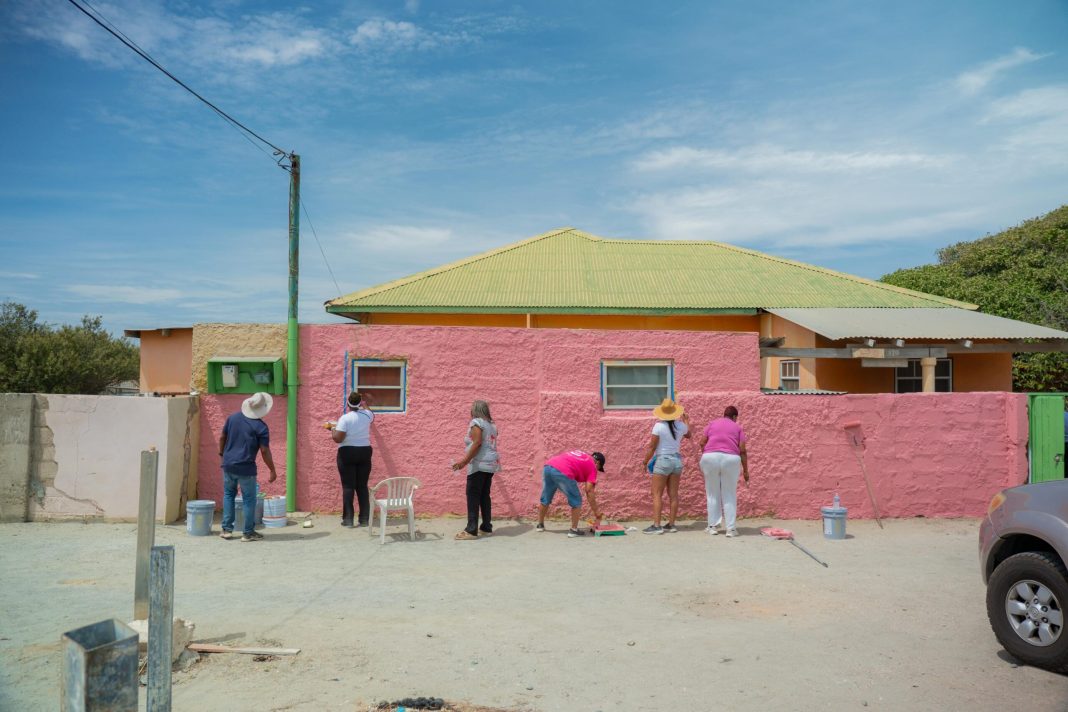 Regering start verfproject op Bernhardstraat als onderdeel van revitalisering San Nicolas (Picture by: solodipueblo.com)