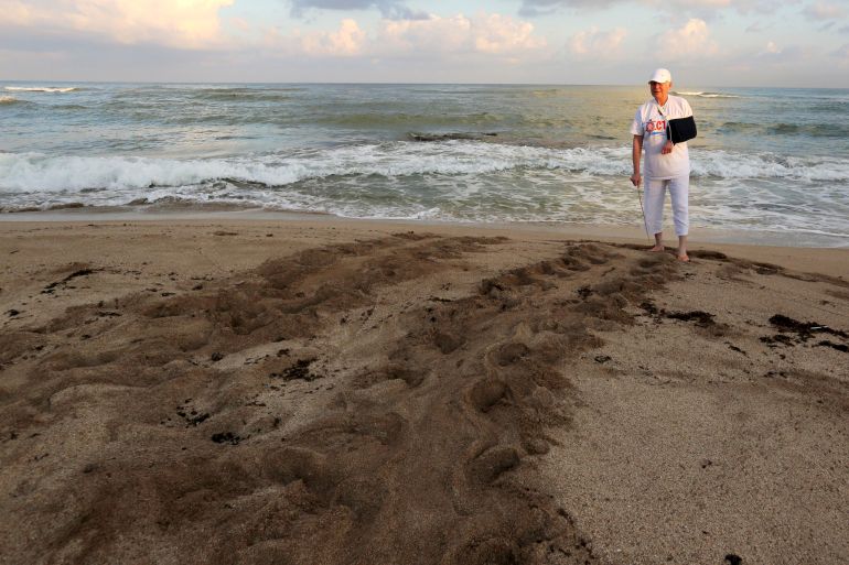 Rouwenden herdenken Libanese zeeschildpaddenbehoeder gedood door Israëlische aanval Rouwenden herdenken Libanese zeeschildpaddenbehoeder gedood door Israëlische aanval (Picture by: aljazeera.com)
