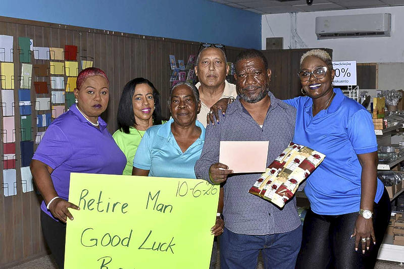 Royston Gregorio neemt na 37 jaar trouwe dienst afscheid van Samsom (Picture by: extra.cw)