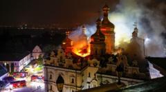 Russische aanvallen op Oekraïne: negen doden en historische kathedraal in brand Russische aanvallen op Oekraïne: negen doden en historische kathedraal in brand (Picture by: ichef.bbci.co.uk)