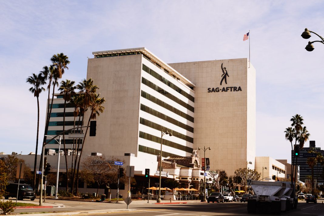 SAG-AFTRA-leden stemmen in met vierjarig contract inclusief AI-afspraken en pensioenhervorming (Picture by: variety.com)