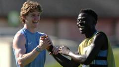 Saka traint mee met Engeland voor WK-duel tegen Ghana Saka traint mee met Engeland voor WK-duel tegen Ghana (Picture by: ichef.bbci.co.uk)