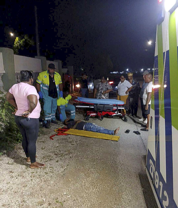 Scooterrijder gewond na botsing tegen tuinmuur door toedoen van SUV Scooterrijder gewond na botsing tegen tuinmuur door toedoen van SUV (Picture by: extra.cw)