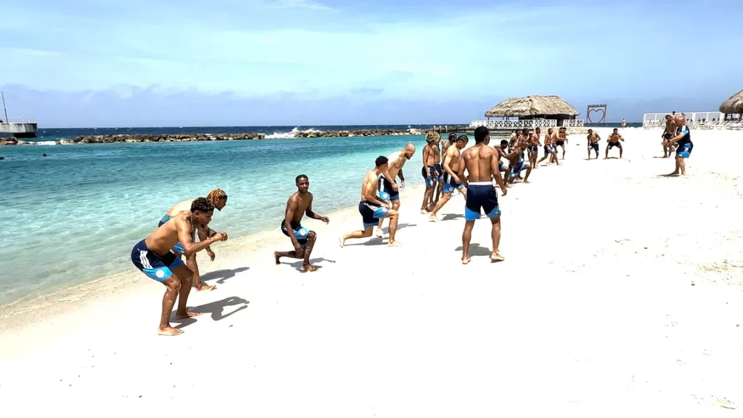 Selectie van Curaçao bereidt zich voor op WK met trainingssessies aan de kust (Photo by: pxr.nl)